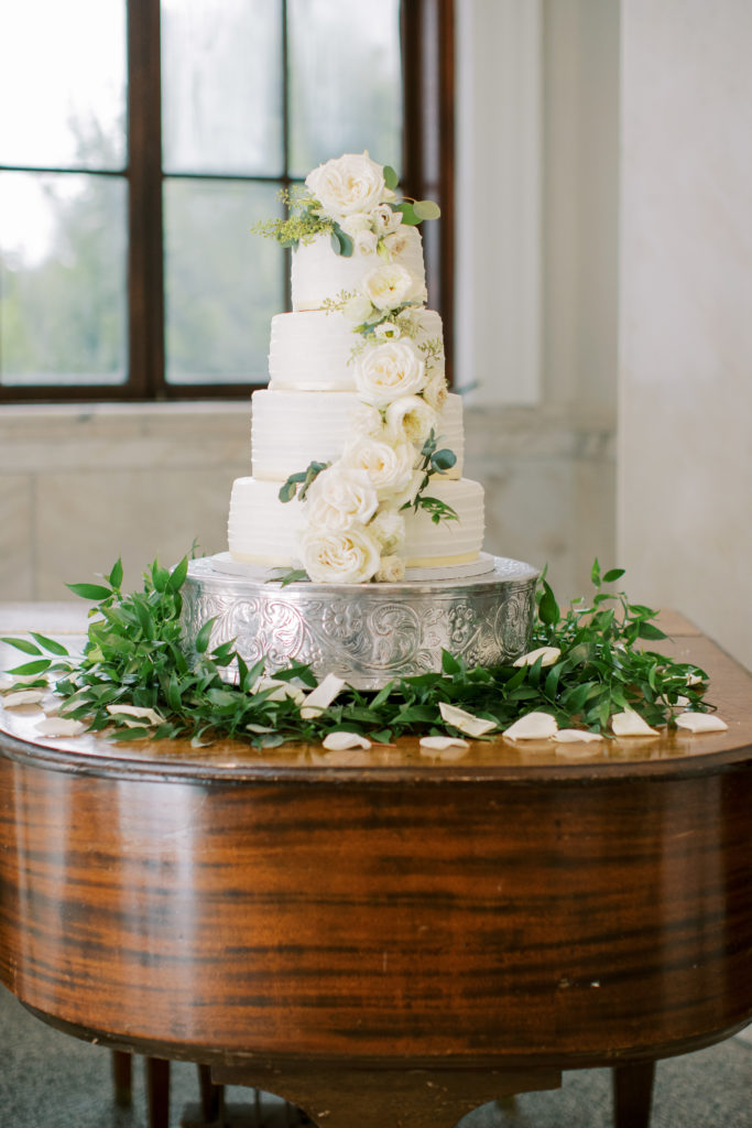 Renee-Jael-Atlanta-Wedding-Photographer-at-Dekalb-History-Center-and-Courthouse-Wedding-Cake